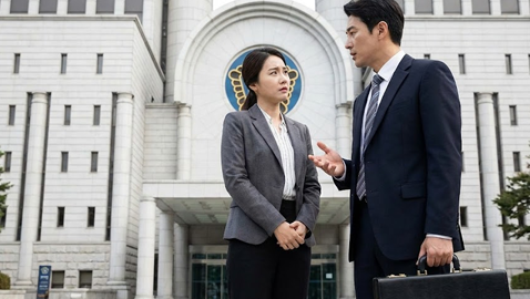 교통사고 법적 분쟁 발생 시 변호사 선임 비용 보장이 필요한 법원 앞 상황
