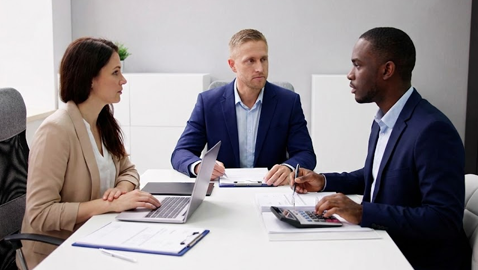 최대 2억 원까지 늘어난 교통사고 형사 합의금을 두고 계산하며 협상하는 테이블 모습